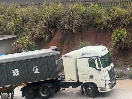 雨天电卡车爬坡尴尬场面?这坡老司机来了也直摇头!换了燃油车是不是能轻松上?#新能源电动汽车 #卡车司机 #燃油车vs电动车 #燃油车vs电动车