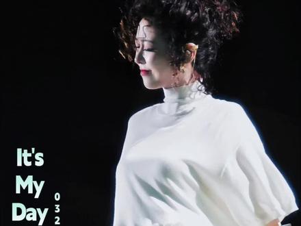 0328·嘉兴。『It's my day』小fi兔蹦蹦跳跳转圈圈又来百米冲刺了。唱太嗨了,跑太快了,太可爱了。#薛凯琪 @薛凯琪 #海宁无限开麦演唱会