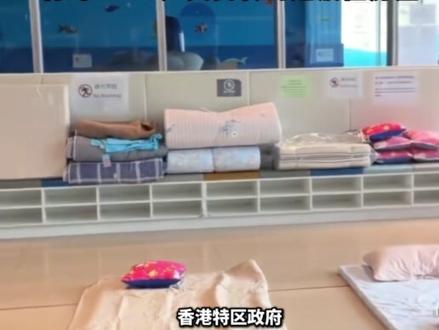 香港特区政府:确保宏福苑灾民有免费住屋,直至他们重建家园。目标是一至两星期后将约1900户灾民转到过渡性房屋。#香港大火 #灾民 #安置 #重建家园