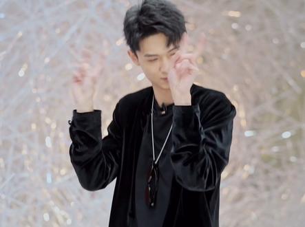 #追梦人之开合人生 秦霄贤跳螃蟹舞也太萌了,眼神有被可爱到