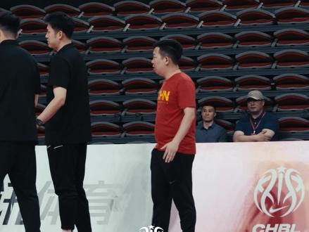25-26耐高全国总决赛半决赛:张宇辰在全场被对手贴防的情况下出战20分钟,两分球3中2,三分球1中1,贡献7分、3篮板、3助攻,帮助清华附中成功闯入决赛。决赛将于5月24日打响,清华附中将向全国总冠军荣耀发起最终一战。#张宇辰