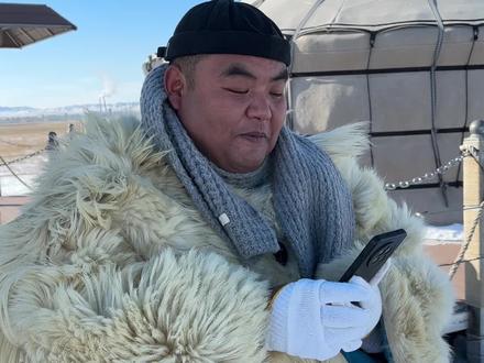 草原下雪了,和巴哥小眼妹一起吃个雪煮手把肉 #新农人计划2023 #草原美食 #雪煮手把肉 #爱玛电动车