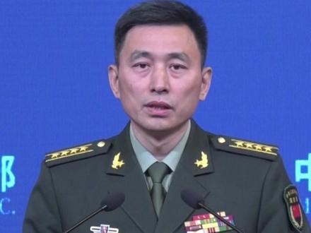 【#国防部例行记者会# 美防长搞政治作秀必遭世人反对和历史嘲讽】据报道,美防长访日时称,“武士之国”日本在“应对中国‘侵略’中不可或缺”,赞美硫磺岛战役中日军的“勇敢精神”,相关言论在美国内引发质疑。国防部新闻发言人张晓刚表示,历史不容淡忘,是非不能混淆,谁发动战争,谁搞侵略扩张,谁在维护和平,国际社会早有公论。