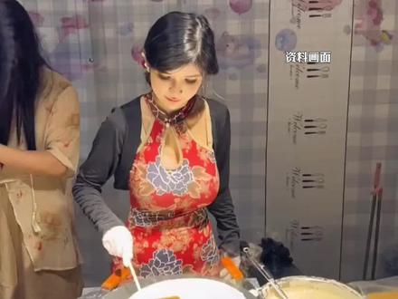 网传网红"狗头萝莉"穿着性感卖煎饼,被举报伤风败俗而离开南京,官方回应:主要是因为卫生不符合规定