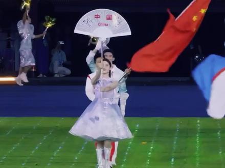 #歌曲登场
杭州亚运会闭幕式!谢震业作为旗手入场!#谢震业