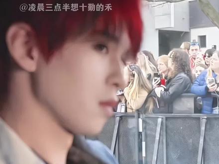 质疑声再大点,何浩楠人在米兰听不见#何浩楠 #米兰时装周 #十个勤天 #向全世界安利