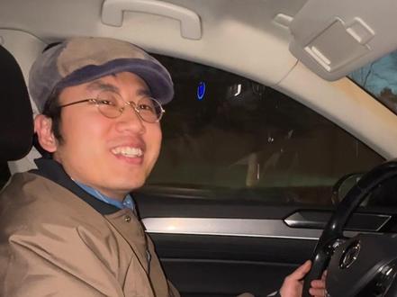雾天不开雾灯可能是你不知道在哪开,该开大灯的时候你不开你是真省电呐!还有把自动大灯Auto关掉的为啥,想干坏事吗?
#自动大灯 #自动远近光灯 #老司机 #女司机 #晚上开车不开灯