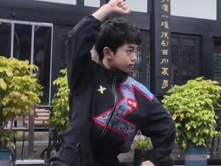 中国少年舞动巴黎,千年祥瑞穿在身上,让世界看见,传统文化原来可以这么跳!#特步少年街舞出海计划 #穿特步的少年不能惹#中国街舞小孩哥勇闯世界赛场#秋秋穿的是千年蜀锦