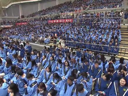 青岛大学2025届学生毕业典礼暖场热歌联唱完整版来了! 那些熟悉的旋律,是否也让你想起那天的阳光、掌声和拥抱?
谨以此片,献给即将启程的2026届全体毕业生——
愿此去前程似锦,再相逢依旧如故❤️
#青岛大学毕业典礼 #2026届毕业季 #青春不散场 #我们毕业了#2026届毕业生