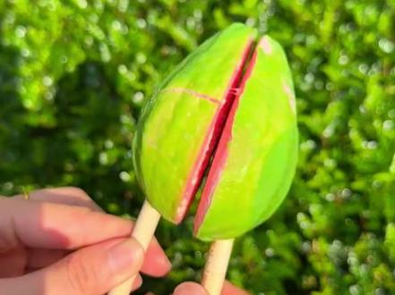 惊!雪糕竟是隐藏的“糖油混合物”!你以为的清凉解暑,其实是热量炸弹。红榜来了:老冰棍(约30大卡)、绿舌头(56大卡),便宜又低卡。黑榜警告:巧乐兹(273大卡)、梦龙(226大卡),一根顶两碗饭。这个夏天,你选对了吗?#密度娱乐 #密度科技