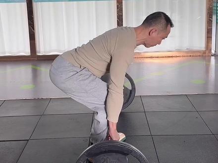 新手硬拉起杠详细教程
#硬拉 #健身干货 #传统硬拉