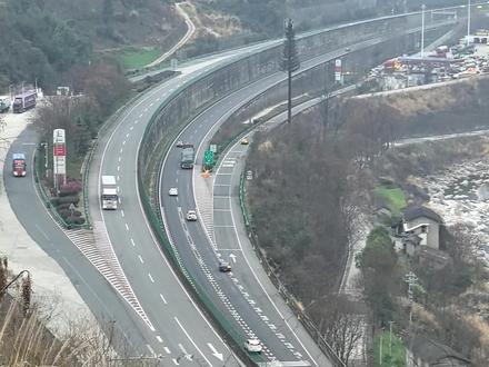 2026/2/9 17:20(腊月二十二) G42沪蓉高速兴山服务区路段。G42沪蓉高速和G50沪渝高速均有堵车的情况,大家一定要注意安全,尤其是进隧道要提前减速,不要超速行驶,不要随意变道,祝大家一路平安#实时路况 #平安出行 #高速公路 #春运