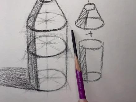 画素描酒瓶时,要先考虑它的结构型体和透视关系。@抖音小助手 #美术生 #素描 #画画 #绘画