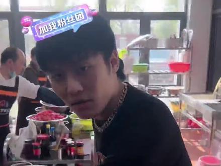 小杨哥:人要懂得感恩,当年要不是杨小光关门炸墨水,就没有今天这么高名气的我#疯狂小杨哥 #小杨哥直播回放 #小杨哥搞笑视频 #兄弟情