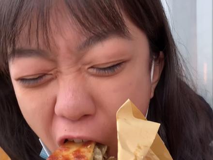 带台湾女生来濮阳寻探美食,十块钱买了一块特色壮馍,外焦里嫩吃得太满足啦!