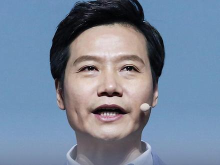 小米集团董事长雷军:
志存高远的人 眼中没有绝境
小米Q1经调整净利润61亿元
手机ASP同比提升8.2%创新高
5月26日,小米集团发布 2026 年第一季度业绩公告。本季度营业收入991亿元,经调整净利润61亿元,核心业务经营利润环比增长近2倍。
手机×AIoT分部收入793亿元,智能手机出货量连续23个季度居全球前三,全球平均售价同比提升8.2%,创历史新高。智能电动汽车及 AI 等创新业务分部收入199亿元,同比增长6.9%。
小米集团在港交所公告,第一季度营业收入991亿元。其中,智能电动汽车及AI等创新业务分部收入由2025年第一季度的186亿元增加6.9%至2026年第一季度的199亿元。
研发开支由2025年第一季度的67亿元增加33.4%至2026年第一季度的90亿元,主要是由于与智能电动汽车及AI等创新业务相关的研发开支增加,以及与手机×AIoT相关的研发人员薪酬增加所致。
(来源:界面新闻 编辑:尚骏翼)