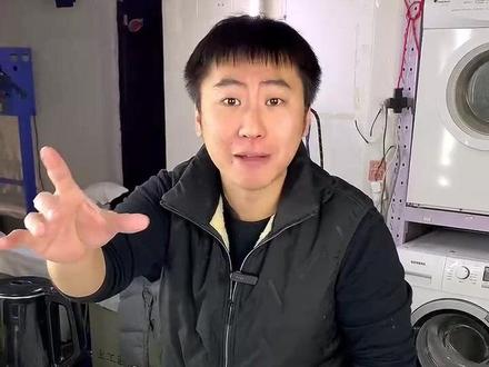 #衣服染色 #衣服染色了怎么办 家里有棉麻一类的白色衣物,混洗染色了,别扔了,用它,轻松解决。