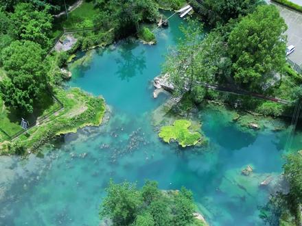 河池都安县大兴镇九顿流溢天窗攻略! 导航:九顿流溢天窗!
附近到处都是停车场,可放心停车。
关于吃住:小镇就在旁边,镇上有各种粉点,小吃饮食店,住宿也非常方便!当然你想吃特色美食可不能错过了当地的鱼!因为是地下河涌出的水,一年四季水都是冰凉的,冷水鱼的肉质非常不错,这里还有本地特色鱼:油鱼,刀鳅等。
关于游玩:主要亮点就是潜水,游泳和桨板!水温常年都在12度左右,非常冰凉,天窗的水位非常深,有水下珠穆朗玛峰之称!而且水中水草非常茂密,更以海菜花而被誉为一条会开花的河!因此而吸引广大爱好者前来打卡!
温馨提示:前往游玩的游客一定要注意安全,正确穿戴好救生衣,暑假来临,也请家长们看好自家小孩,请勿让小朋友独自下水游泳!#航拍最美家乡 #无人机拍摄 #九顿天窗 #一条会开花的河 #九顿溢流天窗群