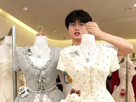 真的假的!39.9带走奶杏泡芙两件套,上衣+安全裤一整套! 39.9直接带走一整套!上衣是自带小波点的纯欲小衫,木耳边+绑带设计超显瘦,高腰A字裙还自带安全裤,防走光又遮胯!
黄黑皮、微胖、小个子都能hold住,温柔奶杏色巨显白,约会/上课/逛街穿都合适!喜欢的姐妹赶紧冲
#波点连衣裙 #显瘦短裙套装 #辣妹穿搭 #夏季短裙