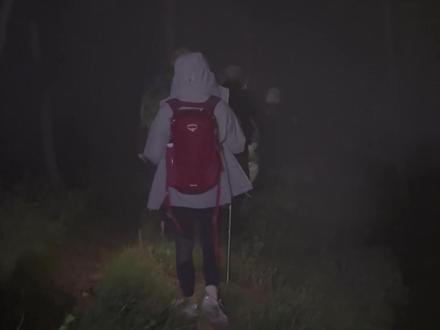 听说阴天的泰山犹如阴曹地府,果然名不虚传。
#徒步 #夜行泰山 #登顶 #尘世闲游户外