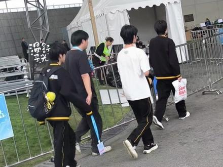 向鱼你敢鸟我一下不。
#竞小妹 #向鱼 #深圳DYG钎城