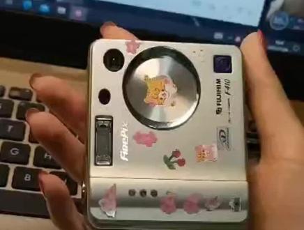 富士f410使用教程分享 ccd中我个人非常喜欢的一台 使用设计以及外观都很特别 不容易撞款 出片是偏浓郁的胶片感 超级适合喜欢复古的姐妹#老式数码相机 #ccd #摄影 #富士#教程