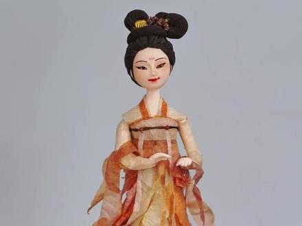 家居摆件思路打开,粘土和三角梅结合就做出国风摆件 唐仕女,和三角梅盆景搭配,意境满满。#宝藏生活家企划 #用一张图证明你是手工人 #你可以永远相信中式美学 #手工diy #三角梅汉服