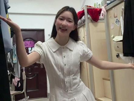 大新闻又爆炸了😱是谁又登上大雅之堂😝妈妈炒的饭真香😍管它吃完会不会胖😎我站在山坡上😂悠哉悠哉向下望🤪我是最大的太阳😍只管把你照亮👌🏻#小白裙 #甜妹 #全开麦唱跳 #女大学生