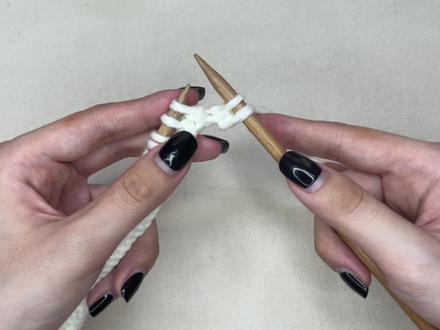 新手向棒针围巾·渐变波浪围巾🌊详细教程
📦材料包→坑坑妹妹
视频教程会完整的讲解起针到收针的噢✨新手宝宝不要怕花纹难学不会 掌握一个循环就可以很轻松上手啦
#手工diy #手工 #毛线编织 #爱生活爱编织 #围巾教程