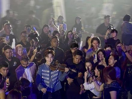 我2026年的解药刘宪华你终于来了!
因为主办方的原因,场地里面有很多大柱子,导致粉丝没有办法看到大华于是大华在场馆内来又跑又跳又唱,尽力让每个粉丝都能够看到他,我要爱你一辈子#刘宪华 #刘宪华新加坡 #刘宪华一人一乐队 #新加坡演唱会 #刘宪华henry