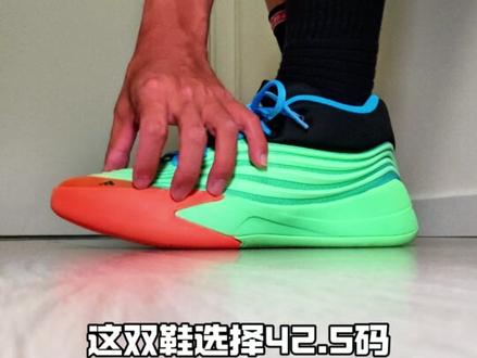 【布拉格方程】包裹太爽了❗️利拉德10上脚初体验 【布拉格个人基础信息】
【身高】183㎝
【体重】77kg
【脚型数据】脚长265㎜脚宽99㎜偏瘦脚型,前掌不厚,肉不多。
【⚠️尺码建议】本人耐克普遍42.5(偶尔43),李宁普遍43,普遍选择内长270㎜或者275㎜的球鞋,利拉德10代我选择42.5码比较合适,前脚趾还有一个六七㎜的余量,鞋面压的很低,可能有压脚趾的风险。
【位置打法】后卫,6突4投,技术流,爱变向,爱急停,脚步灵活。
【球鞋偏好】对于缓震,由于右脚后跟挫伤,对球鞋不追求极致贴地,但要求重心低的情况要有充足的缓震,尤其缓震要出色。
对包裹不追求超级紧致,贴合舒适均匀最好。
#哎呦喂你鞋真好看 #好鞋推荐 #内容启发搜索 #好穿又好搭 #利拉德