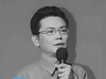 周星驰御用配音石班瑜去世:朋友们我急着去新世界开录音棚,周星驰发文悼念