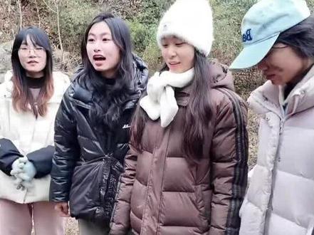 发明“全女大学生荒野求生”挑战赛的人,导演真是个鬼才#热点新闻事件 #荒野女大学生挑战 #荒野求生 #万万没想到