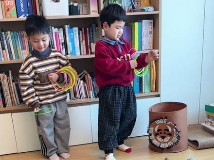 哇!居然被我薅到了早教中心同款的#套圈圈 玩的过程可以很好的锻炼手眼协调动手能力和专注力,关键孩子特别爱玩,增强亲子互动还能让小朋友远离手机#益智玩具 #亲子互动 #亲子游戏 #在家早教