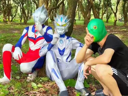 #迪迦奥特曼 #挠痒痒 #憋笑挑战 赛罗不怕用刷子挠脚心