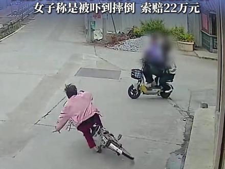福建一女子骑自行车时在路口摔倒,两名骑电动车路过的初中生将其扶起,交警认定为无接触事故,判学生担次责。事后,女子称自己是为避让学生摔倒,起诉要求赔偿22万余元。学生家长称该事件对孩子造成了心理阴影。