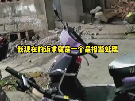 福建一村民住房围墙被强行拆除,家属:可能影响了隔壁墓地风水 【福建一#村民房屋被拆疑因影响隔壁墓地风水 】4月11日,福建福州。网曝马尾区英屿村一村民住房围墙和大门被强行拆除。视频中,多人在一户村民的房子旁边用电钻等工具将房屋的围墙以及大门拆除,女子在围墙边坐着阻拦。对此,房屋主人的弟弟表示:“姐姐和姐夫的房子盖了五、六十年了,原来隔壁就是一个小坟包,后来浇筑水泥扩大了规模,一直都相安无事。清明节的时候墓主后代突然来强拆我们房子的围墙和大门,可能他们认为影响了墓的风水。我姐夫和姐姐长期旅居国外,姐夫的姐姐从附近村子赶来阻止。我们现在准备报警,要求给我们的房子恢复原状并赔礼道歉。”#强拆房屋 #生活 #风水