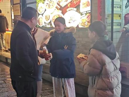 蓝战非闪现郴州与粉丝合影,拍完你的拍你的再拍你的...... 非哥说,宝宝累了@蓝战非 @白昼互娱 #感谢馈赠#无限轮回
#蓝战非 #郴州旅游 #郴州美食