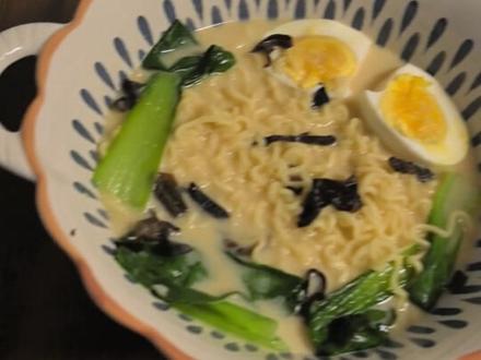 超级邪修的豚骨拉面做法!5分钟搞定,汤鲜味美!#美食教程 #吃面 #邪修美食