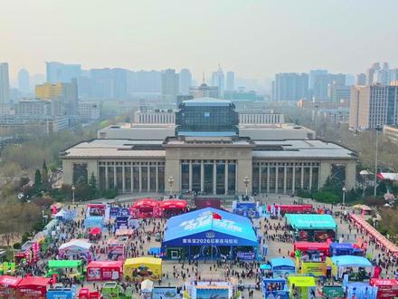 #君乐宝2026石家庄马拉松赛 热力开跑,马拉松运动员埃鲁德·基普乔格、“六星跑者”魏立华与总台主持人#朱迅 “跑友”集结,一起感受“石马”现场的火热氛围吧!#科学营养奇迹领跑 #基普乔格