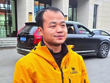 苗王起程回家! 历经两季荒野求生的历练,成长惊人的苗王吴高书终于站在了无数人追捧的聚光灯下,起程衣锦还乡前踏依然保持着谦虚低调的态度!#张家界七星山#老六荒野#苗王#原创视频#上热搜