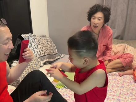 #盘点小孩迷惑行为 #拜年 #发红包
世子之争 先从抢夺红包开始❗️这玩意儿都不用教呢🤣