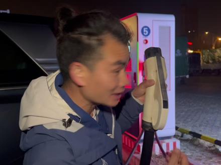 充电枪拔不下来怎么解决? #电动车充电 #比亚迪 #充电站