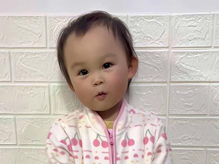 2 岁萌娃原声唱跳海豹舞 捕获一只跳海豹舞的米宝小可爱🐬
原生唱跳,这语速,简直了!动作超到位,表情超认真,蹦蹦跳跳也太萌啦~
今日份快乐被米宝的海豹舞承包啦✨#海豹舞#萌娃海豹舞天花板#萌娃 #骗你生女儿 #萌娃跳舞