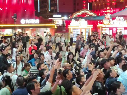 来西安,感受一下大唐盛世。大唐不夜城贞观之治现场,早早围满了游客。这里,每天都热闹非凡。#大唐不夜城 #旅行推荐官 #西安旅游攻略 #演出现场