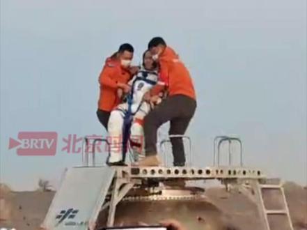 北京台记者现场直击神舟返回舱着陆
神舟22号返回舱顺利着陆,神舟21号乘组航天员张陆率先出舱。因刚适应重力,他被工作人员搀扶安置在担架上。现场记者直击全过程,情绪激动几度哽咽,致敬航天英雄。(记者:秦溯、王珂、张恺轩 编辑:李佳桐)#北京台记者几度哽咽致敬航天英雄