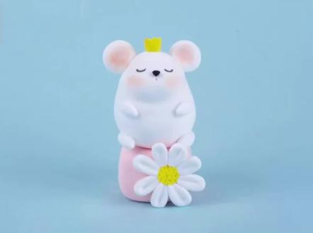 小白鼠琪琪:胖嘟嘟又可爱的小白鼠琪琪,大家可以把它当作小摆件摆在家里呢!#上热门 #手工 #上热门 #超轻黏土