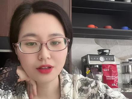 黄金价格走势 吓我一跳,刚有人留言说黄金掉到900多了,看了一下还在1090左右。黄金这东西就是涨了我开心,跌了我能带,以后还能留给下一代。你说呢?#黄金大盘趋势分析 #创作者中心 #创作灵感 #今日金价 #金价下跌 @DOU+小助手 @DOU+上热门