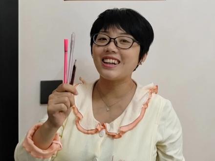 我们家蛋壳光艺术漆艺术漆的抗污效果大家可以一起来看看,不仅是水彩笔,中性笔,铅笔,甚至圆珠笔都可以擦掉的,改天买只圆珠笔再试试!
如果想要简单的,有质感的艺术漆就可以选择蛋壳光的!保色性能也很强,20年不褪色不变色!使用寿命更长哦!#艺术漆 #装修避坑 #提升幸福感好物 #装修分享 #跟着抖音学装修