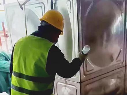 硬核实操!不锈钢水箱煤油试验全解析,规范要点+过程一步到位
家人们,施工现场这波不锈钢水箱煤油试验,藏着工程防水的关键密码!看似简单的喷淋、观察,每一步都有严格规范兜底,今天就拆透试验全流程,看懂工程人对质量的较真~
先划核心规范依据:依据《给水排水构筑物工程施工及验收规范》GB 50141-2008第9.2.3条规定:“不锈钢水箱满水试验合格后,应进行煤油渗透试验,试验部位为水箱的焊缝及密封处,试验方法应符合现行国家标准的有关规定,试验合格后方可投入使用”;同时参照《现场设备、工业管道焊接工程施工质量验收规范》GB 50683-2011第8.3.12条要求:“对不锈钢容器的焊缝,当设计有要求时应进行渗透检测,煤油渗透试验可作为简易渗透检测方法,试验时应在焊缝一侧涂刷煤油,另一侧观察,无渗漏为合格”。
试验过程全程硬核,每一步都不能省:
第一步,试验前准备。先确保不锈钢水箱满水试验已合格,排空水箱内积水并擦干焊缝表面,清除焊渣、铁锈等杂物,保证焊缝及周边20mm范围内干燥、清洁——这一步是关键,油污或水分会影响煤油渗透效果,直接导致试验结果失真。同时准备好煤油、毛刷、白布、警示标识,划定试验警戒区域,禁止无关人员进入。
第二步,涂刷煤油。用毛刷在水箱外侧焊缝及密封连接处均匀涂刷煤油,涂刷厚度要均匀,确保完全覆盖焊缝,不得出现漏涂、薄涂情况,涂刷宽度应超出焊缝边缘5-10mm,让煤油能充分渗透焊缝微小缺陷。涂刷完成后,做好标记并开始计时,依据规范要求,煤油浸润时间不得少于1小时,给焊缝缺陷足够的渗透时间。
第三步,渗漏观察。在煤油涂刷的对应内侧焊缝处,用干燥的白布反复擦拭观察,持续监测1小时以上。规范明确要求,试验期间内侧焊缝及密封处无煤油浸润痕迹、无渗漏点即为合格;若发现局部白布有油渍渗透,需标记缺陷位置,待煤油挥发后对缺陷焊缝进行补焊处理,补焊完成后需重新进行煤油试验,直至合格。
第四步,试验收尾。确认无渗漏后,用白布擦拭干净外侧焊缝的煤油残留,做好试验记录,详细标注试验时间、部位、操作人员、试验结果等信息,归档留存作为工程验收的重要依据,至此不锈钢水箱煤油试验才算正式完成。#施工现场实拍 #消防水电 #不锈钢水箱 #技术分享 #供暖